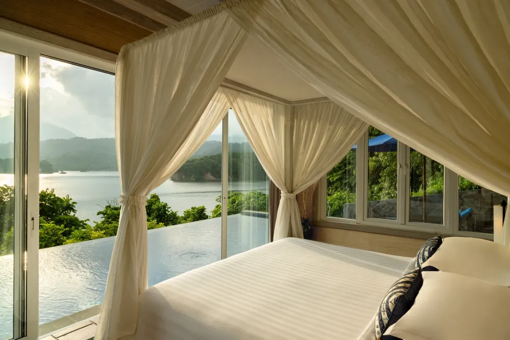 Canopy bed and panoramic window in the Cliffside Villa