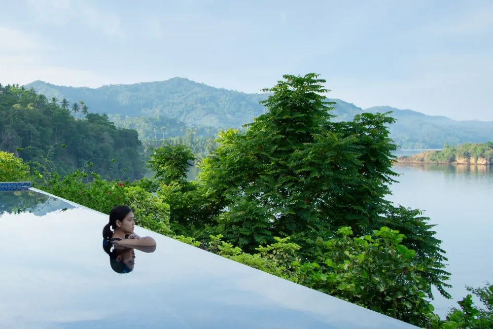 Villa pool with views of the strait and the hills