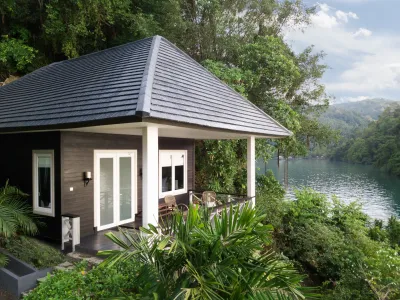 Premium Luxury Cottage above the water of the Lembeh Strait