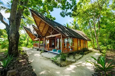 Garden Family Cottage — деревянный коттедж с высокой крышей в саду