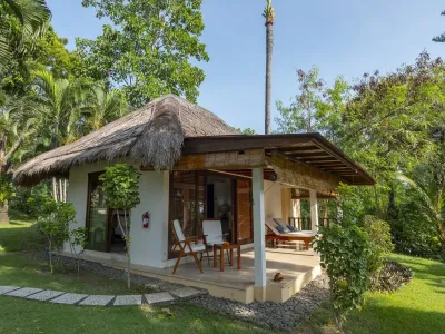 Superior Bungalow — бунгало в саду