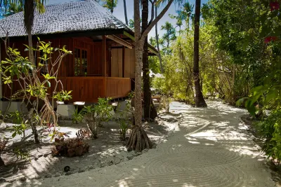 Palm Bungalow среди пальм в Wakatobi Dive Resort