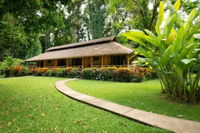 Длинный корпус Plantation House с цветами вдоль веранды