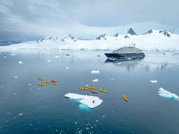 Каякеры рядом со Scenic Eclipse среди льдин и заснеженных гор