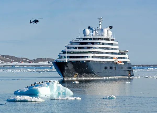 Scenic Eclipse и вертолёт у острова Дьявола, пингвины на айсберге