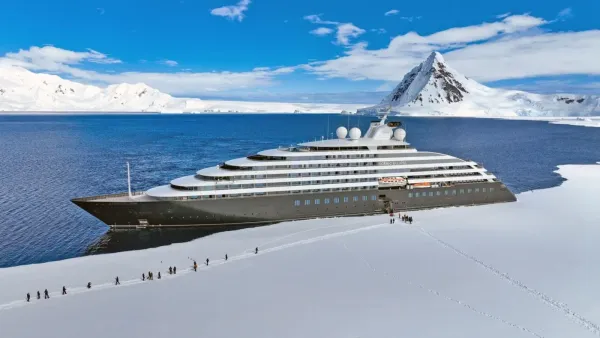 Scenic Eclipse у ледяной кромки с заснеженными горами на горизонте
