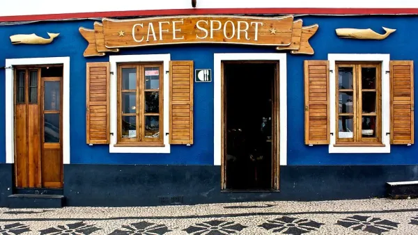 Фасад легендарного кафе Peter Café Sport