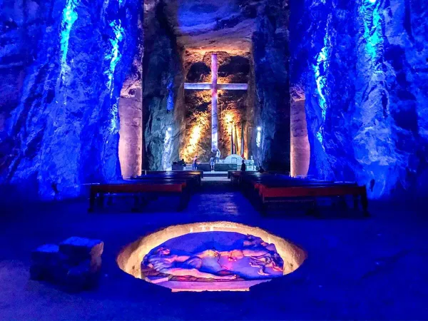 Соляной собор Сипакиры — подсвеченный крест в соляной пещере