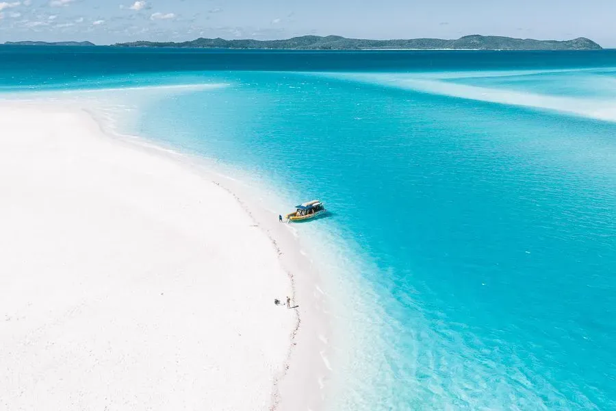 Лодка на белоснежной песчаной косе сверху