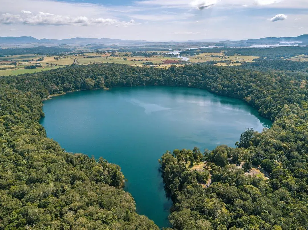 Кратерное озеро в тропическом лесу с воздуха