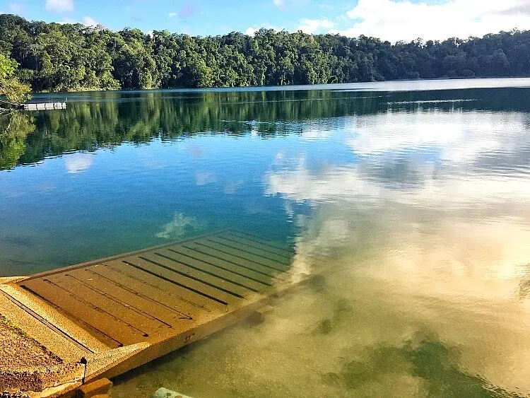 Причал на спокойном озере в окружении леса