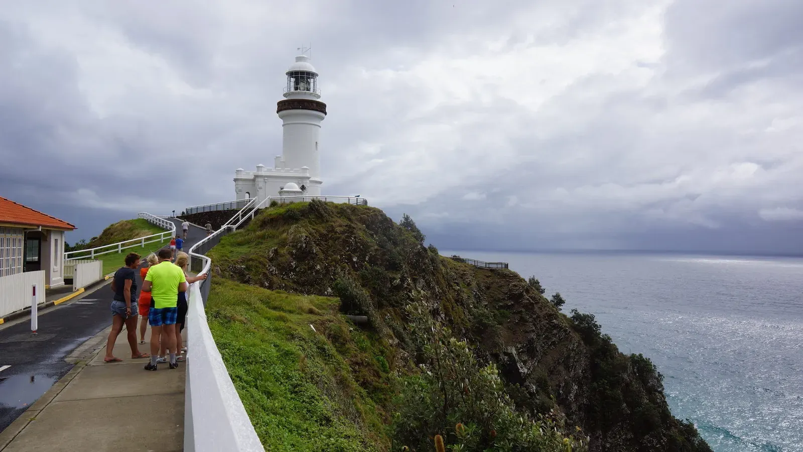 Маяк Байрон-Бей на скалистом мысе