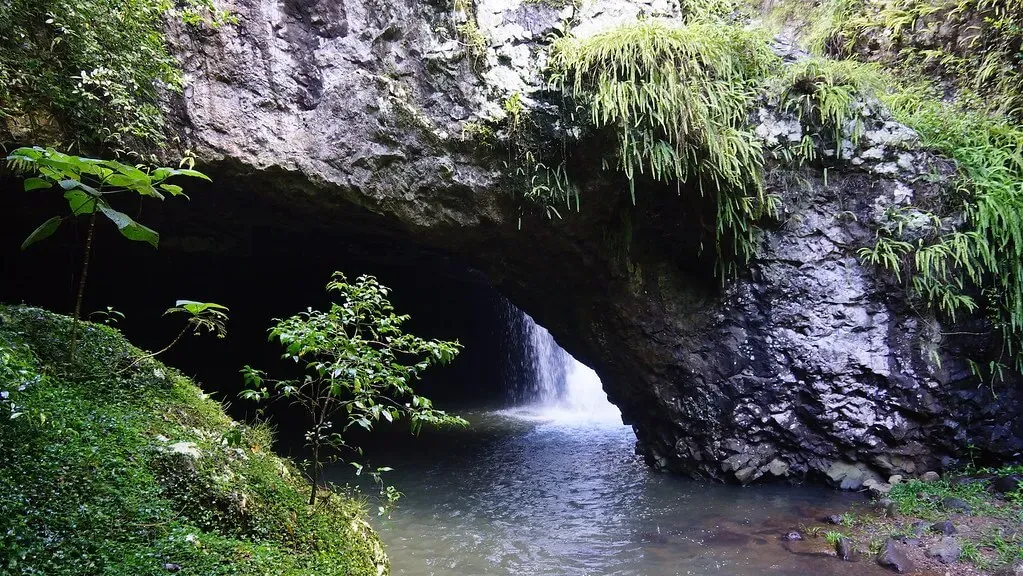 Водопад в скальной арке Спрингбрук
