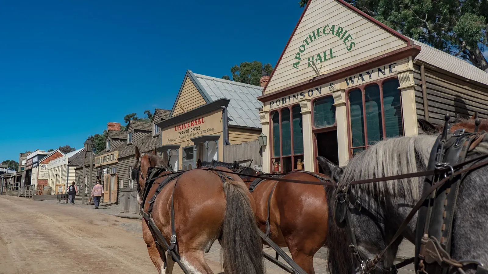 Конная повозка в историческом городке