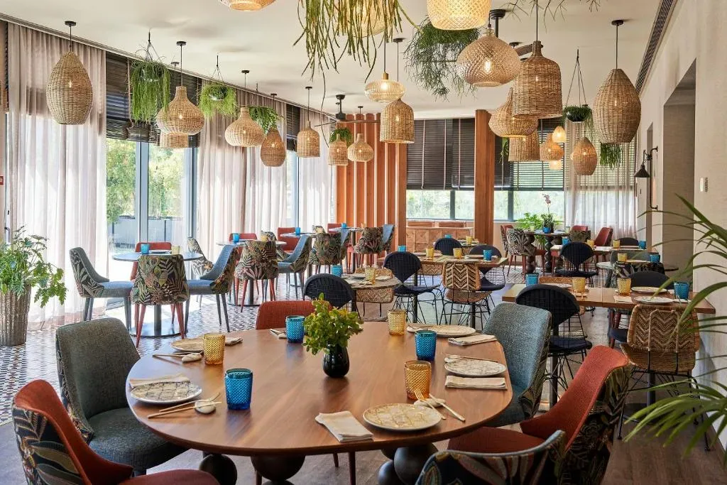 Ресторан с плетёными светильниками