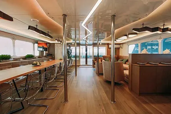 Салон и обеденный зал на яхте Alice