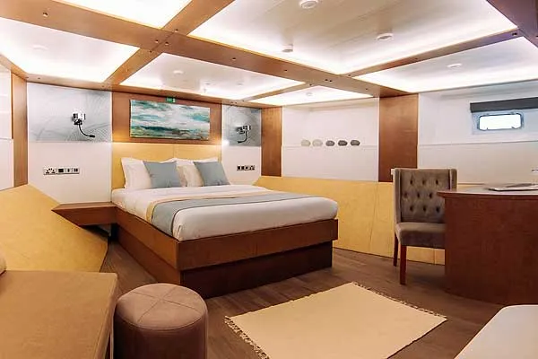 Яхта Alice, каюта Family Suite, главная комната «Happiness»