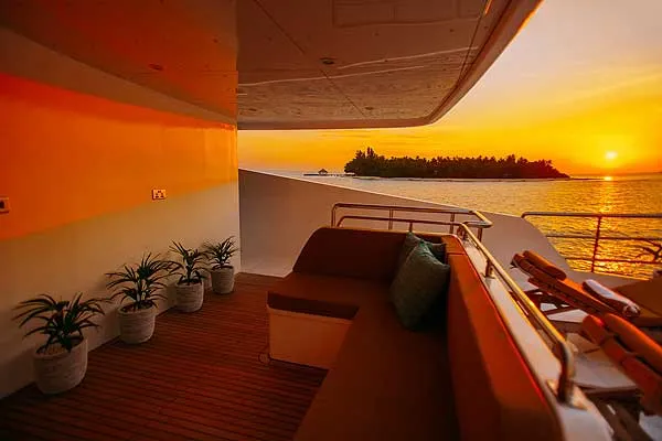 Яхта Alice, Полузатеннёная палуба.