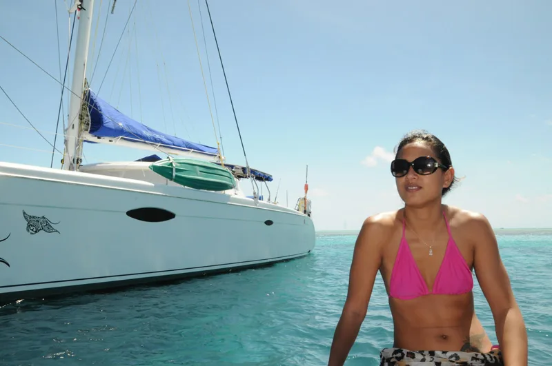 Нос катамарана с эмблемой Fountaine Pajot над прозрачной водой