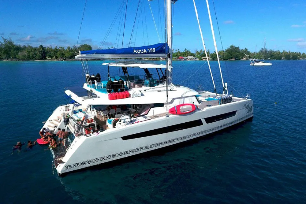 Aqua Tiki III на якоре у Факаравы, гости выходят с кормовой платформы