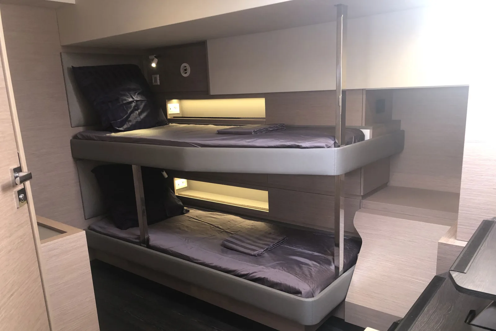 Каюта Aqua Tiki III с двухъярусной кроватью и полками вдоль борта