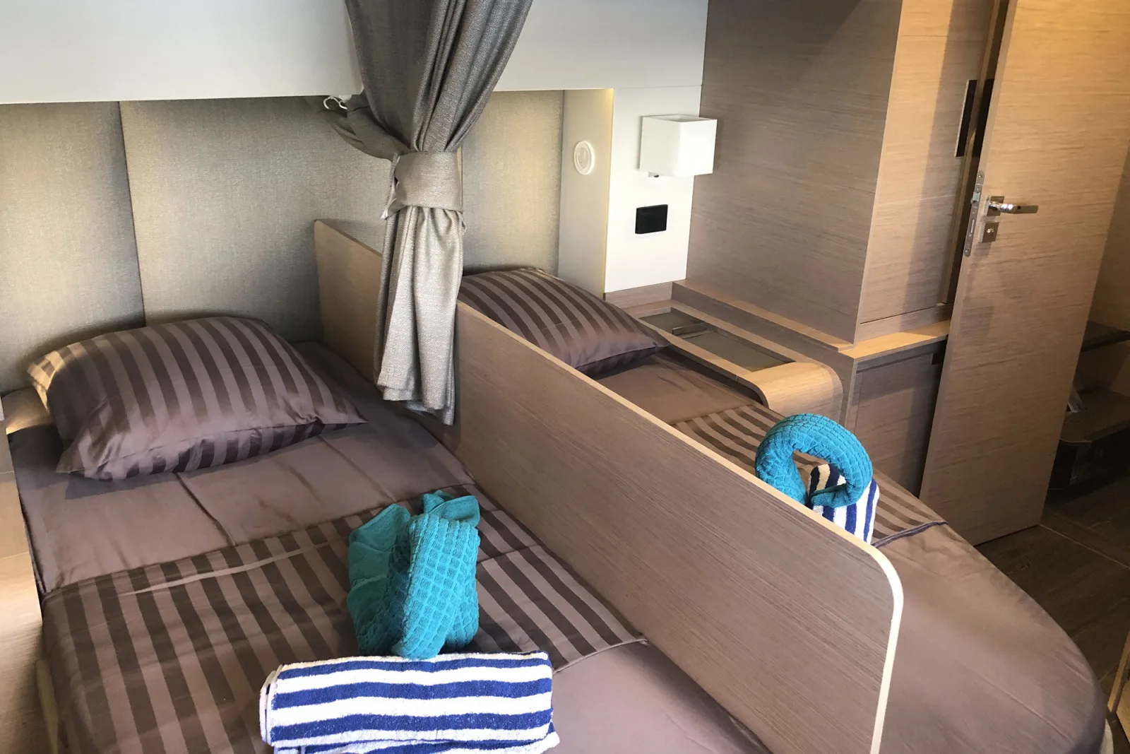Модулируемая каюта Aqua Tiki III — кровати разведены в две односпальные
