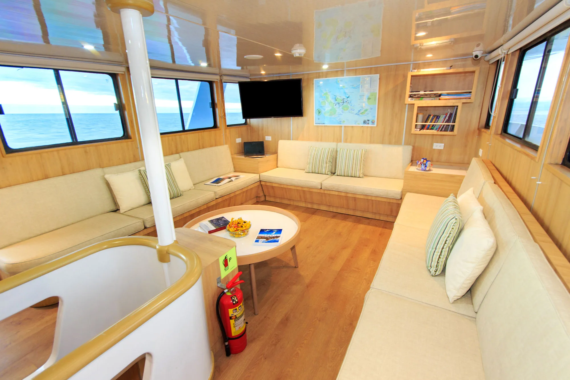 Air-conditioned saloon on Aqua with TV and library