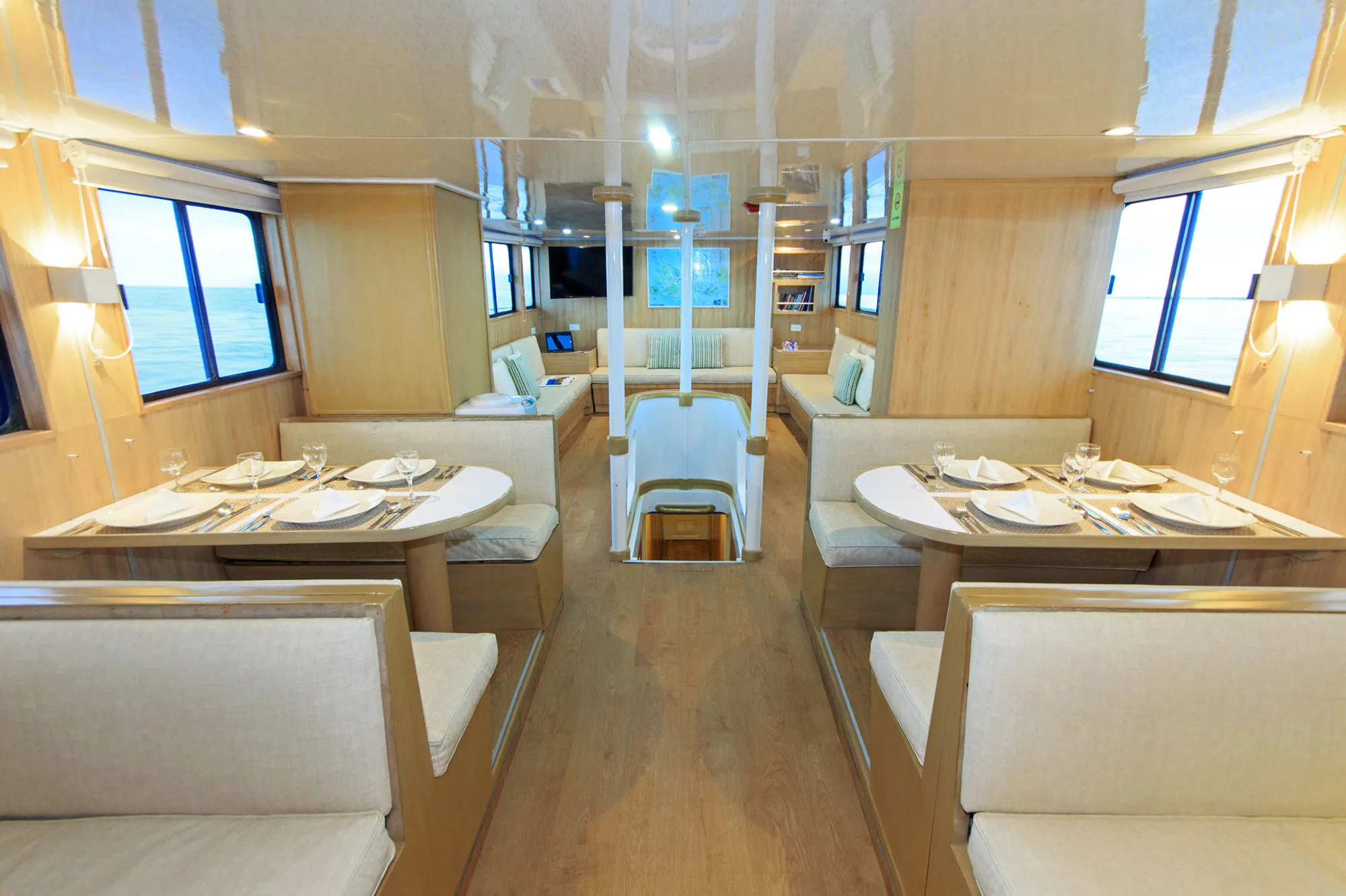 Main deck dining area on Aqua