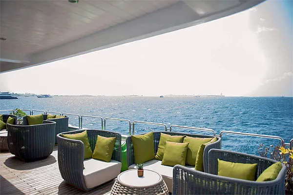 Яхта Ark Noble, полузатенённая палуба