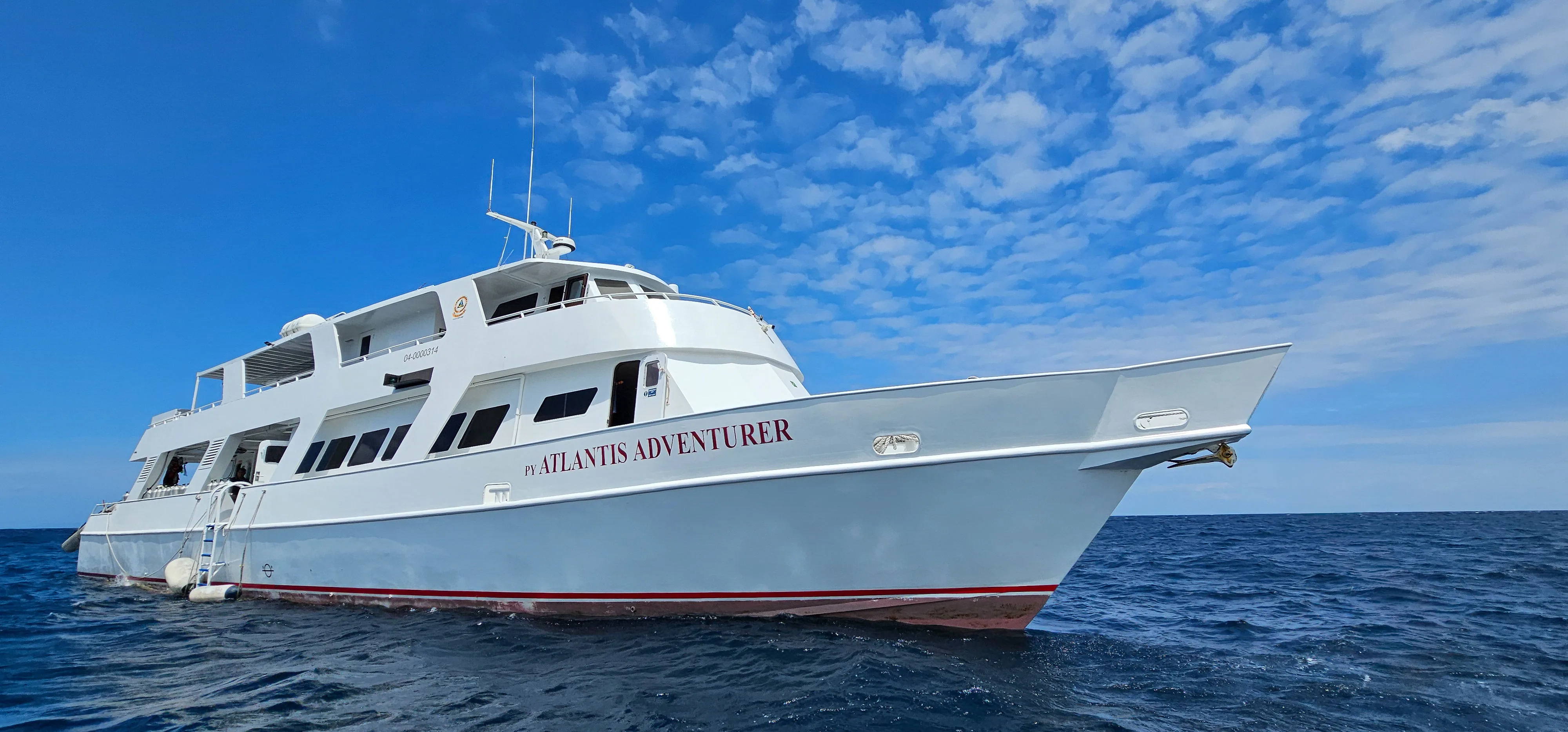 Atlantis Adventurer на якоре в открытом море у филиппинского побережья