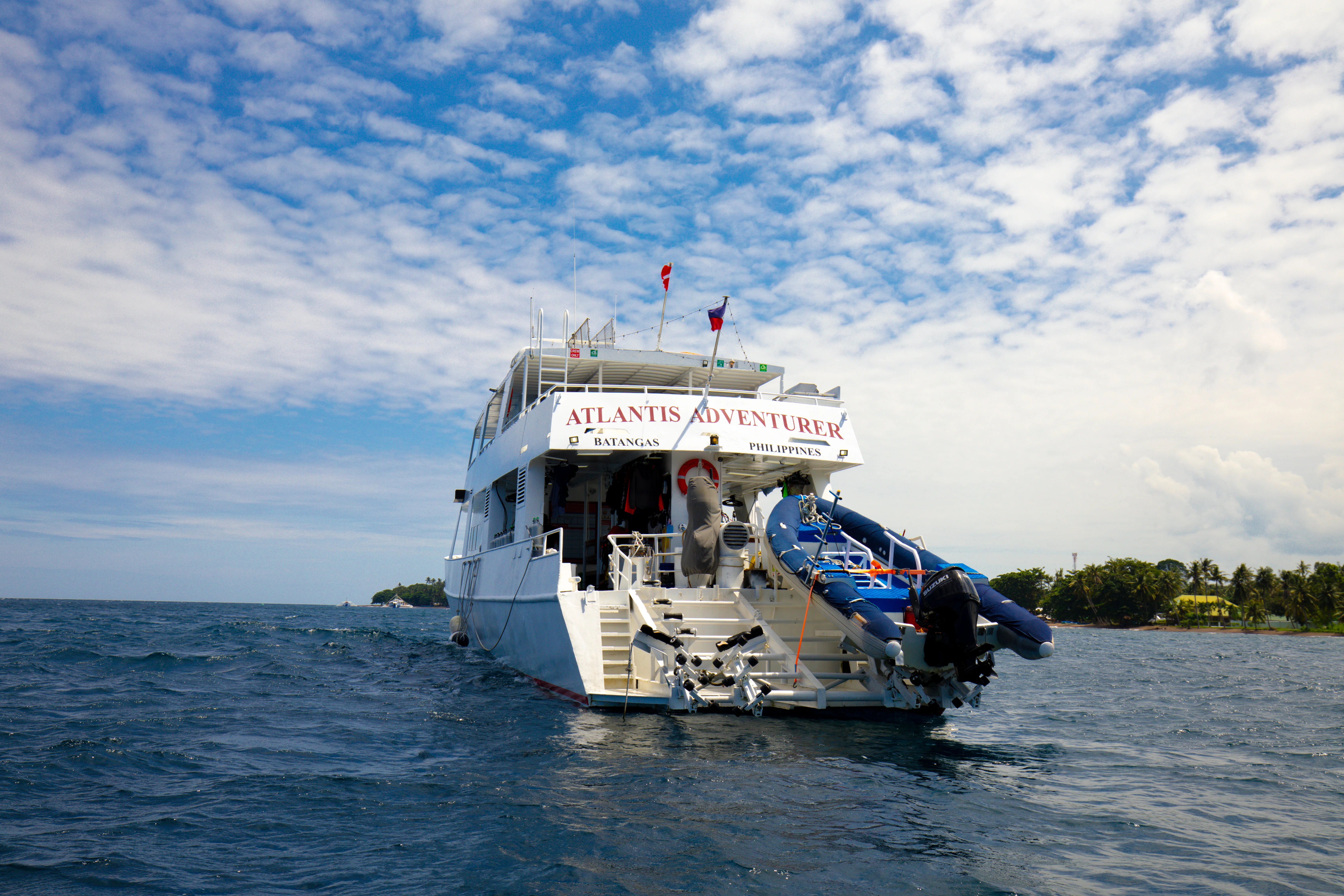 Корма Atlantis Adventurer с двумя зодиаками на подвесах