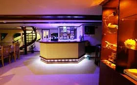 Яхта Atoll Cruiser, бар и бутик