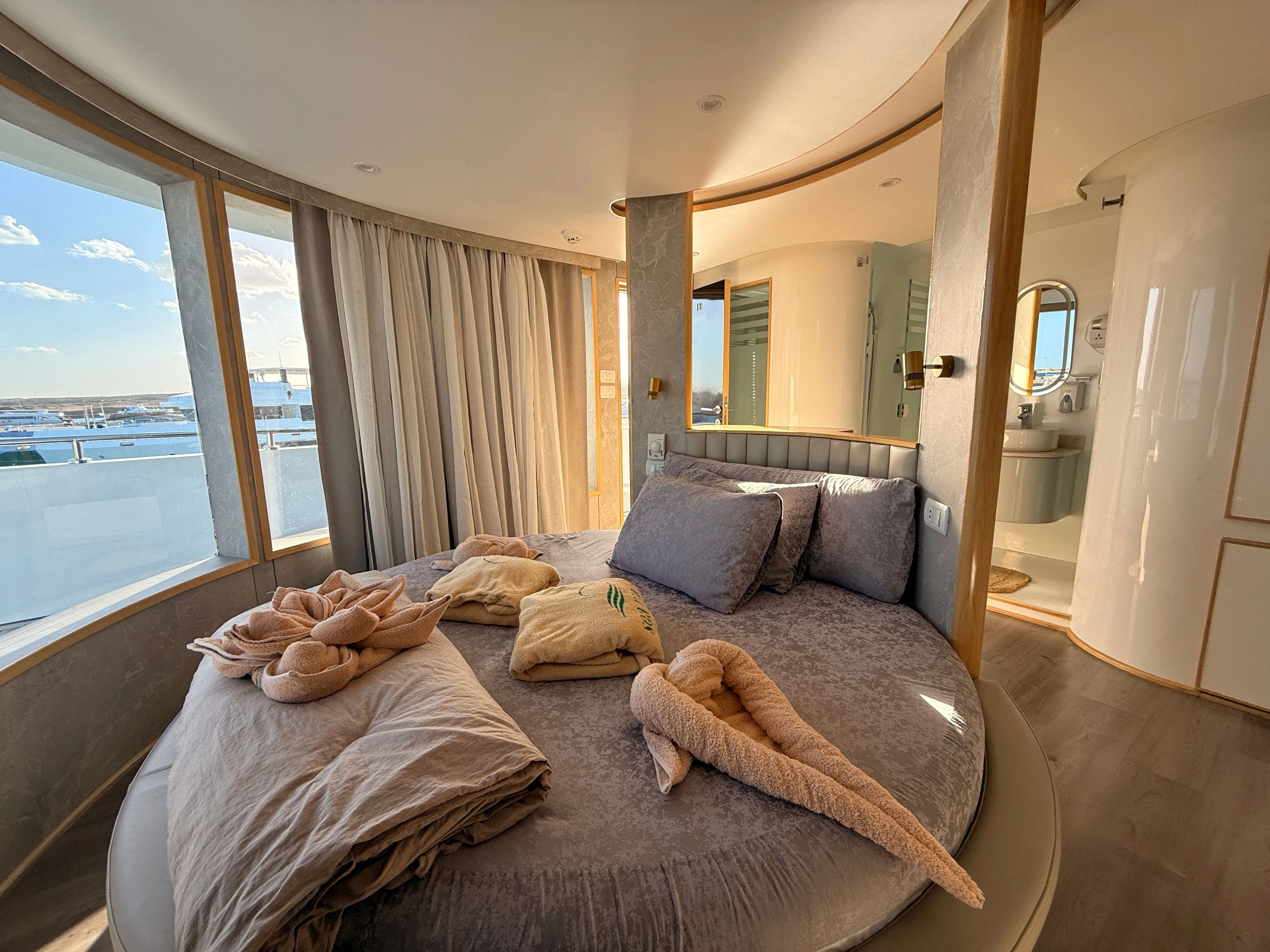 Suite on Avo — round bed in a bay of panoramic windows