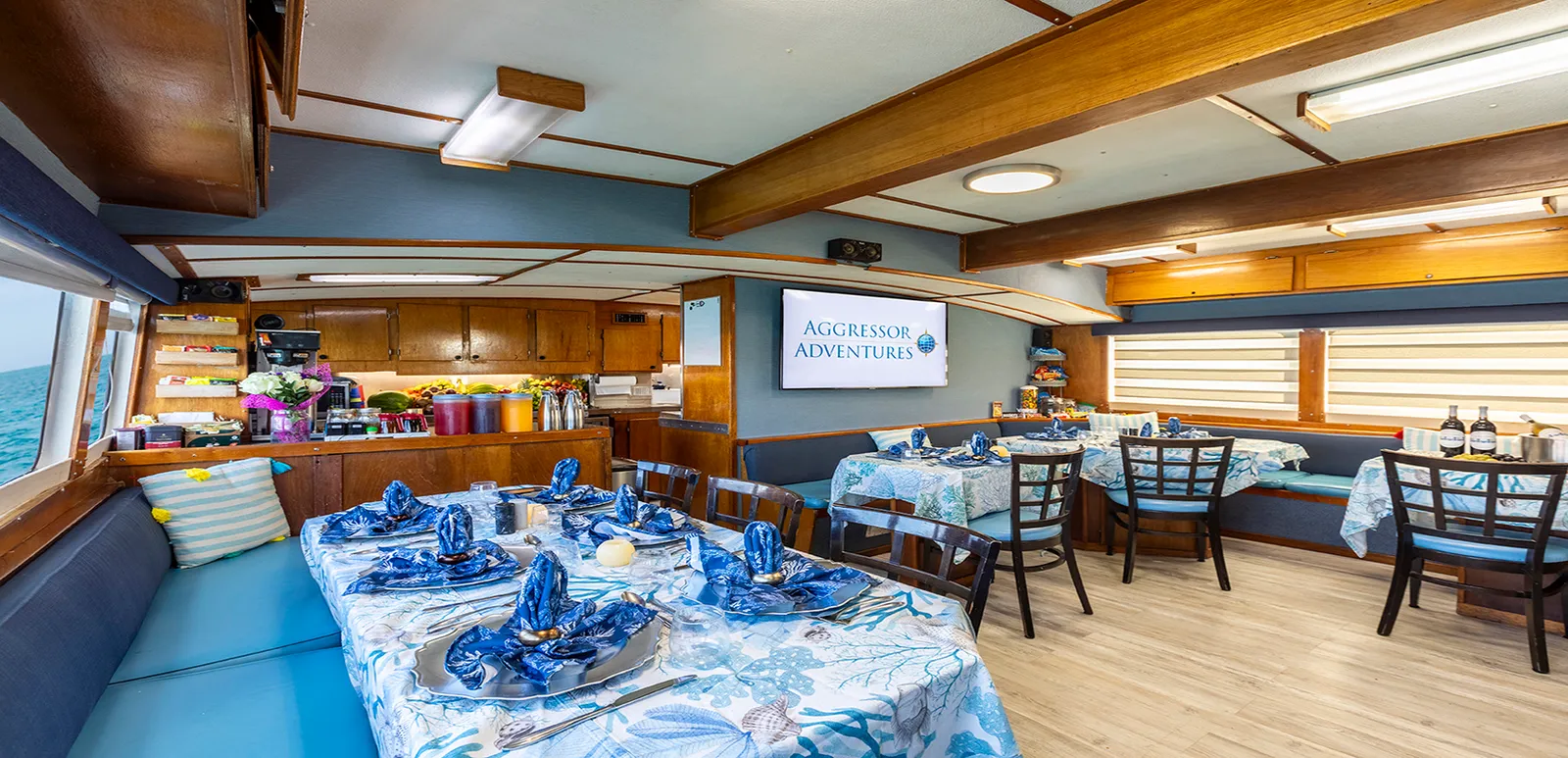 Bahamas Aggressor I — столовая
