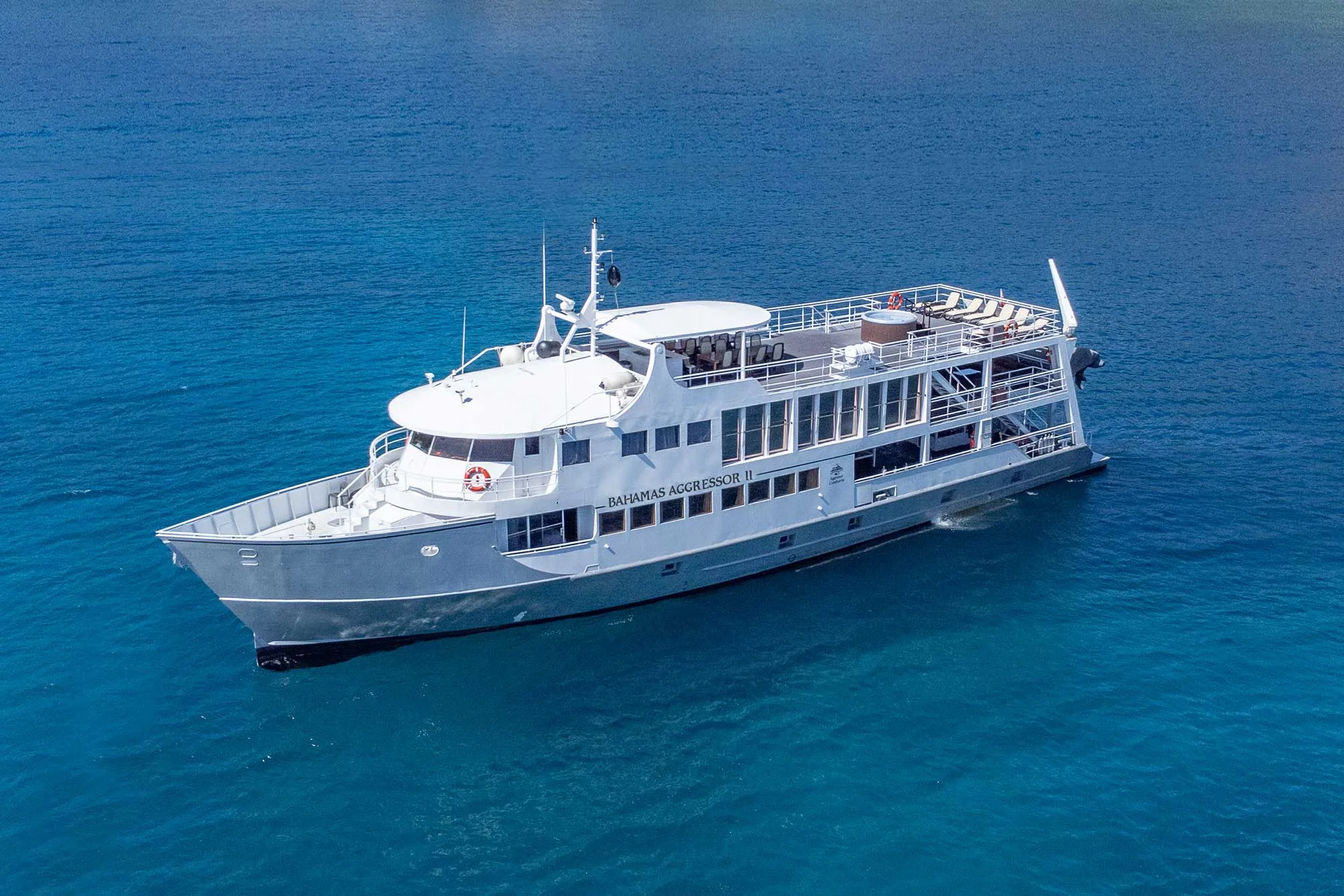 Bahamas Aggressor II на якоре в бирюзовой воде — вид с воздуха