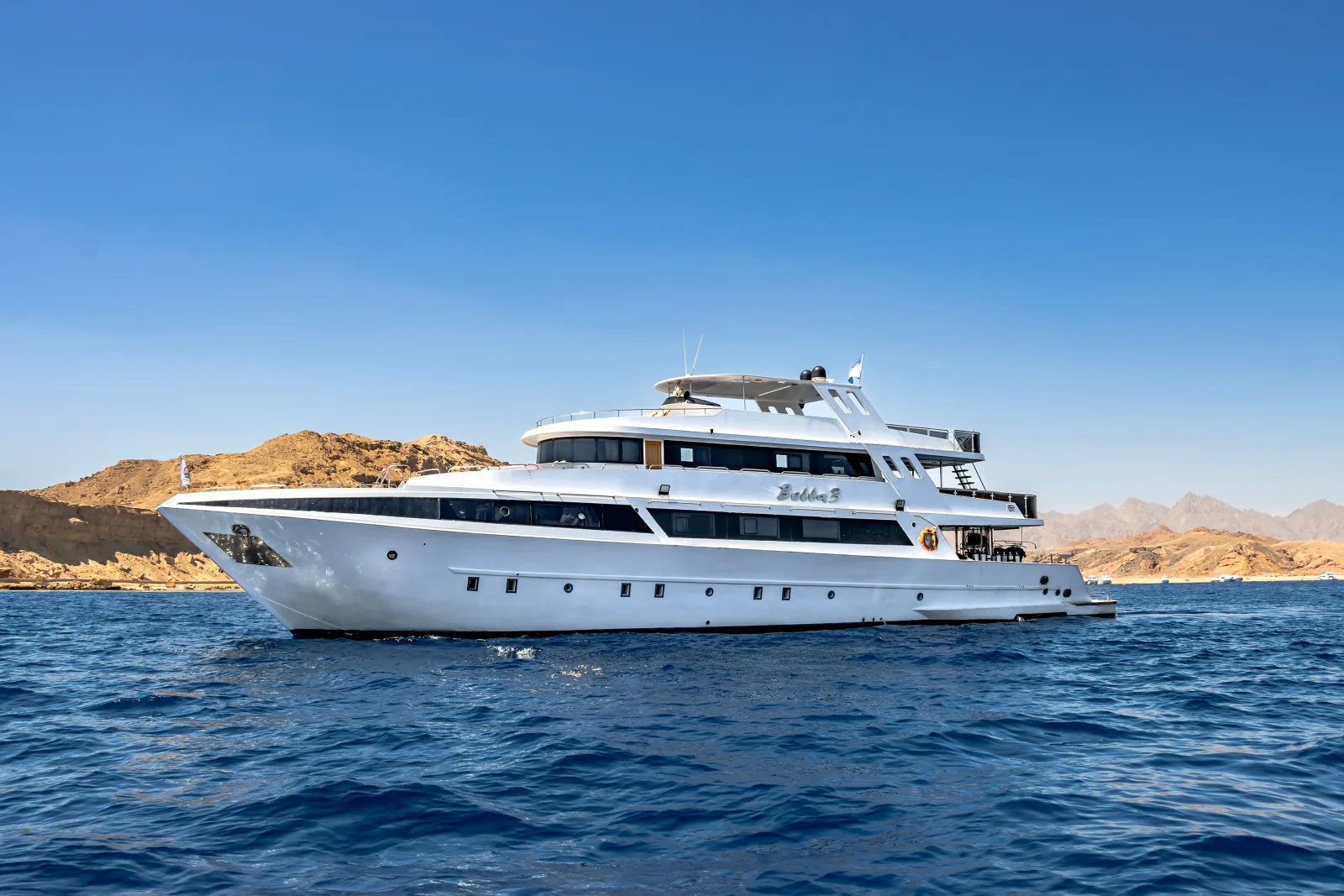 Bella 3 на ходу в Красном море