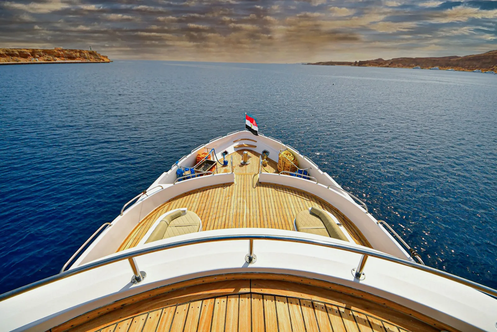 The bow of Bella 3 with the Egyptian flag