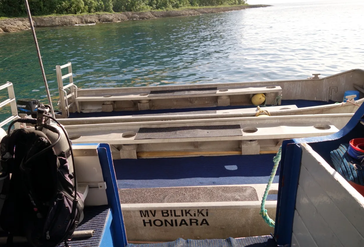 Катер у борта, на банке трафаретом MV BILIKIKI HONIARA