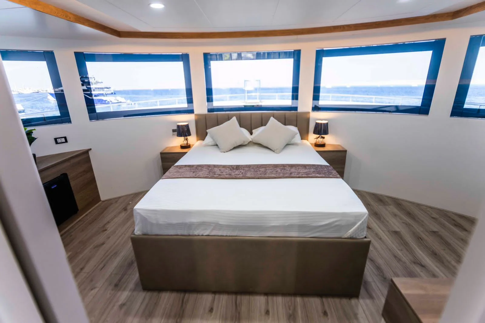 Master Suite Bismarck — вид от изножья кровати на пять панорамных окон