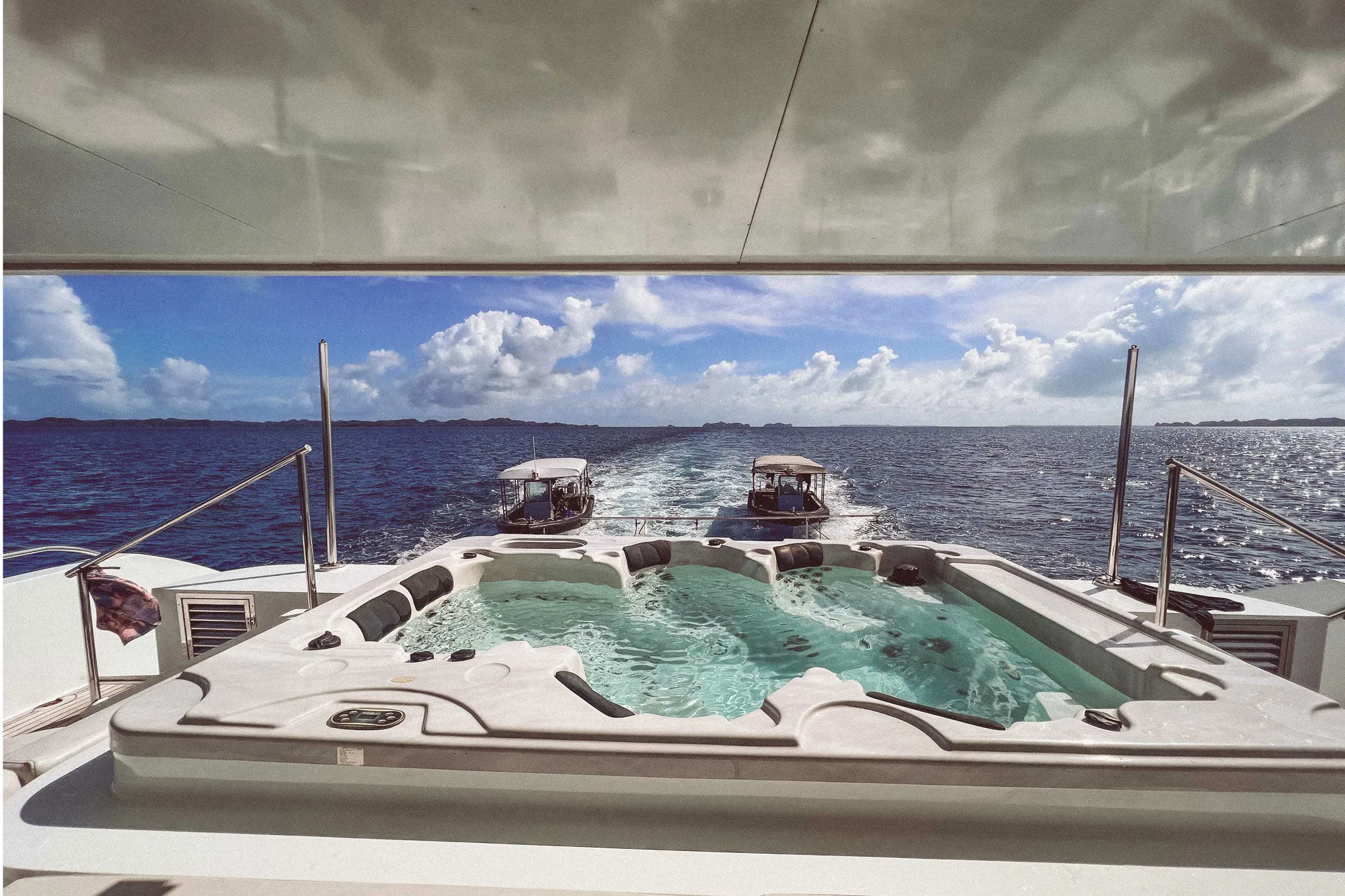 Jacuzzi on the main deck of Black Pearl looking over the wake
