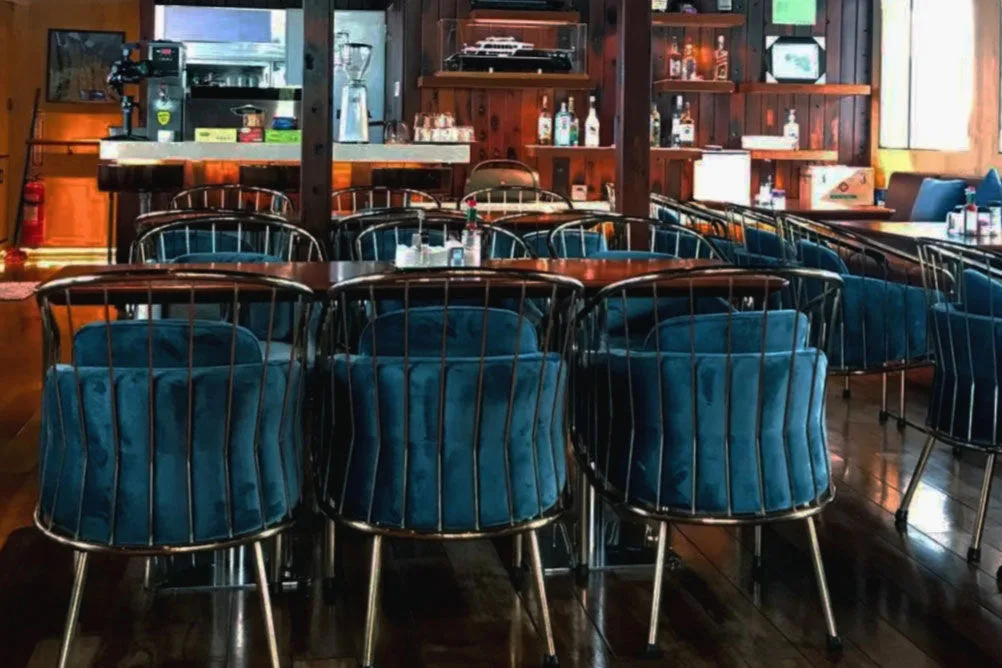 Bar counter with high stools on Black Pearl