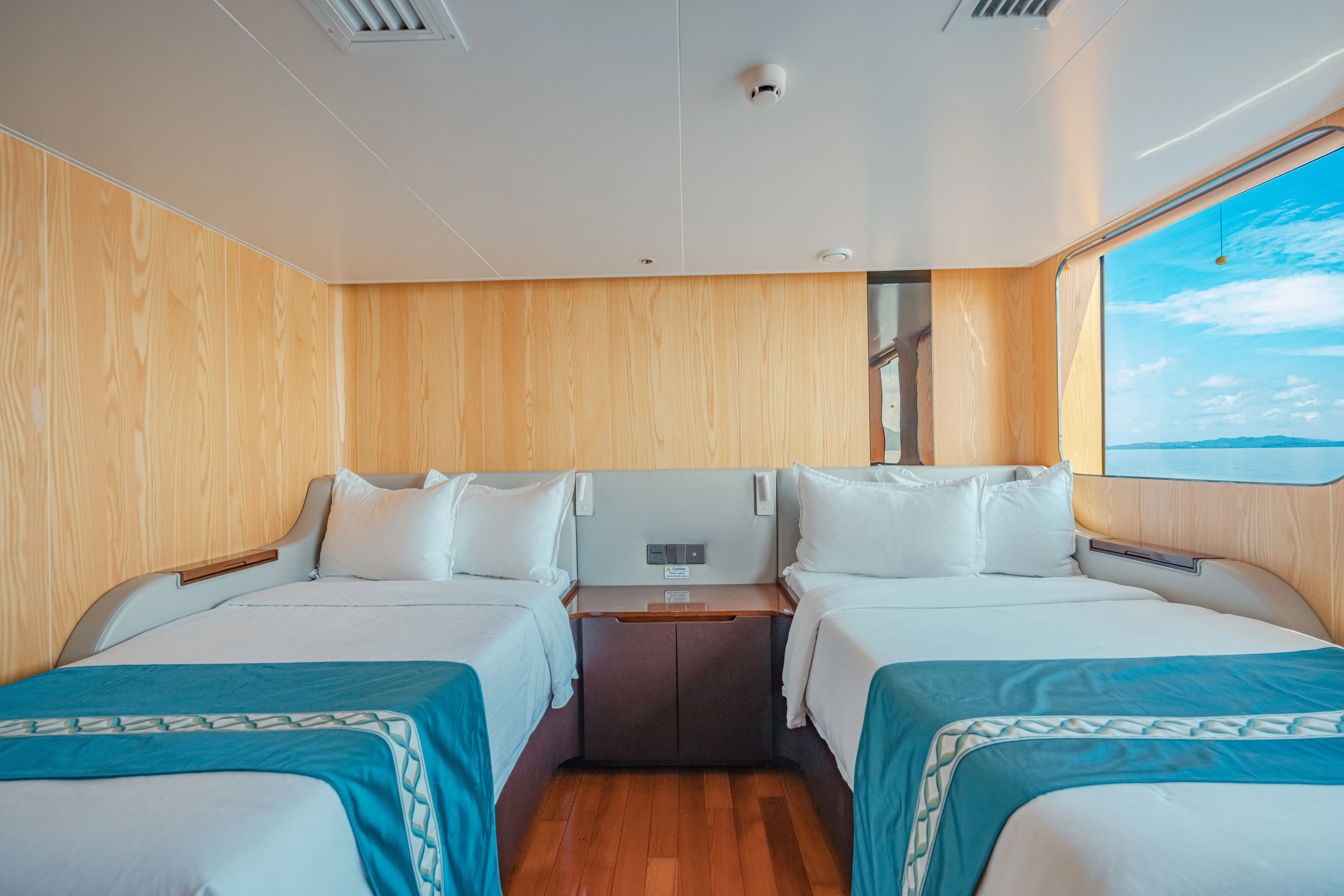Seaview on Black Pearl — two single beds by the panoramic window