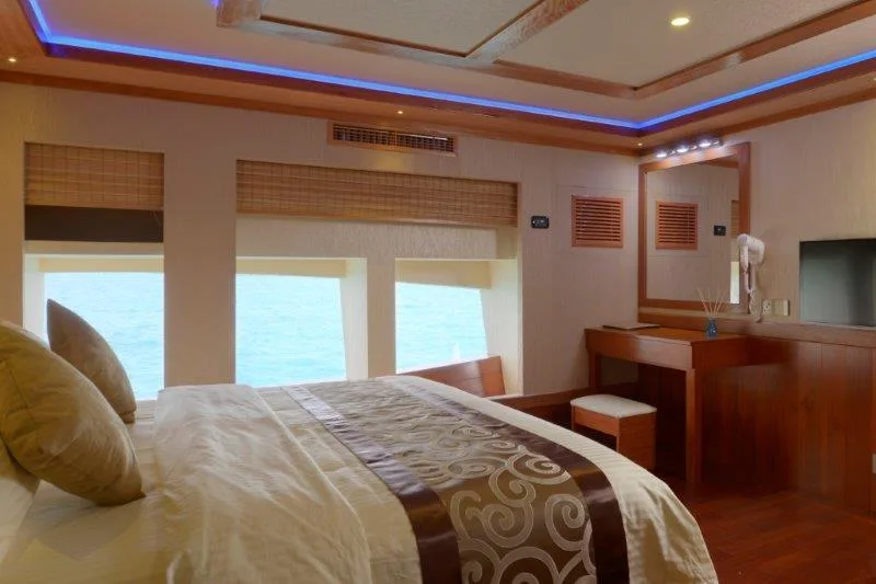 Master Suite на Blue Force One — кровать у панорамных окон