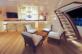 Бар на яхте Blue Force Three.