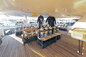 Дайв-дек на яхте Blue Force Three.