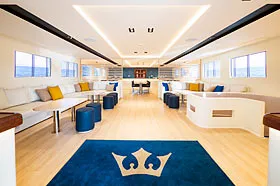 Салон на яхте Blue Force Three.