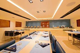 Обеденный зал на яхте Blue Force Three.