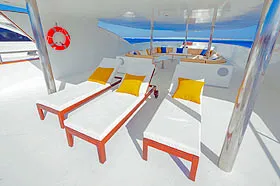 Сан-дек на яхте Blue Force Three.