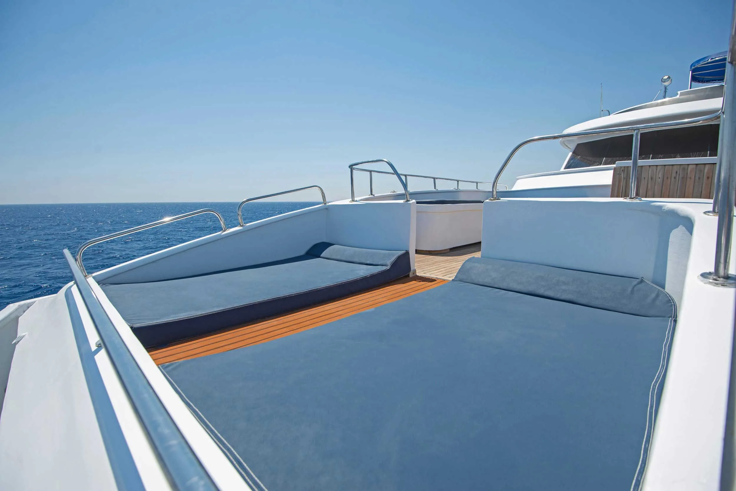 Носовая палуба Blue Horizon с мягкими матрасами и открытым морем