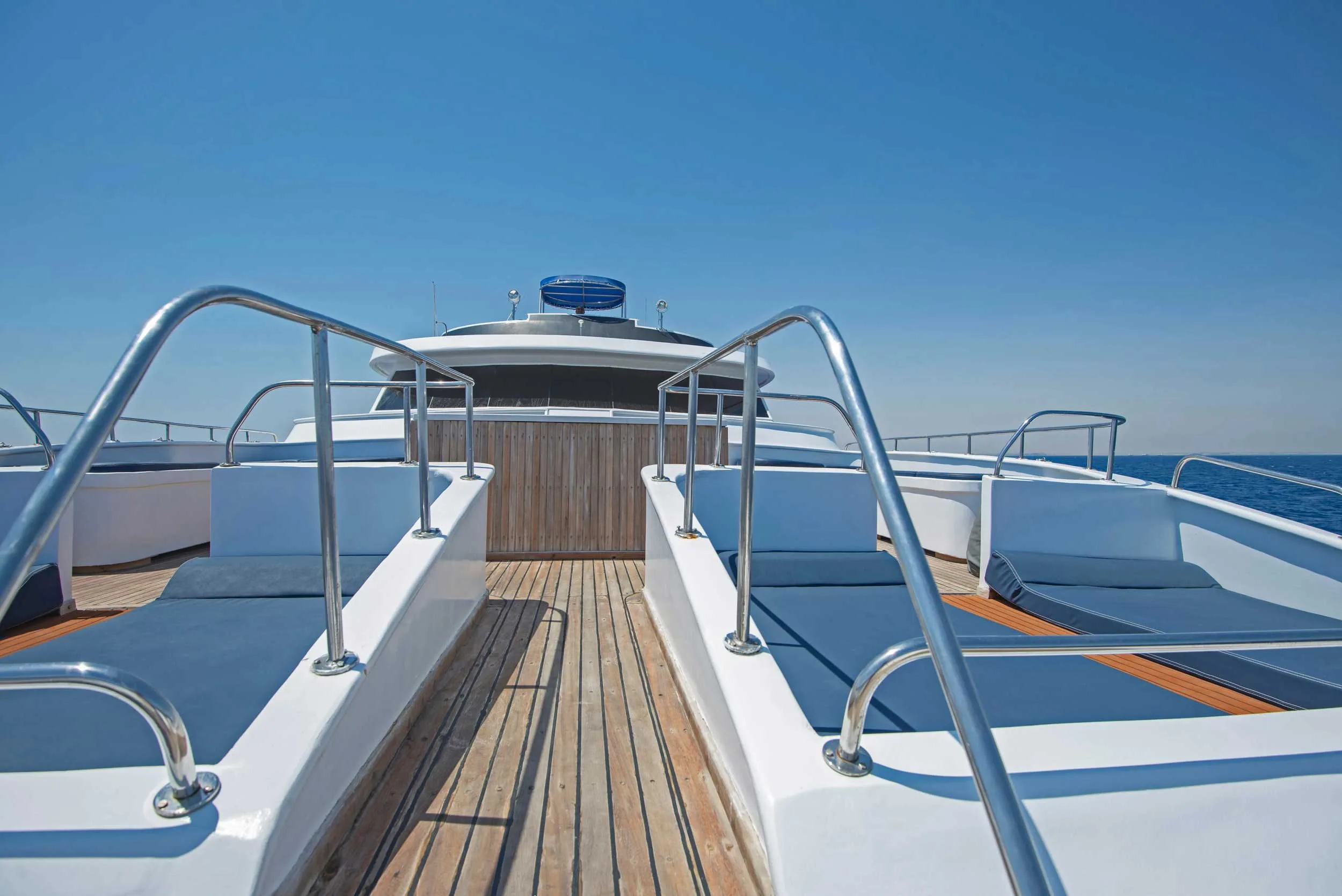 Проход по носовой палубе Blue Horizon между зонами для загара